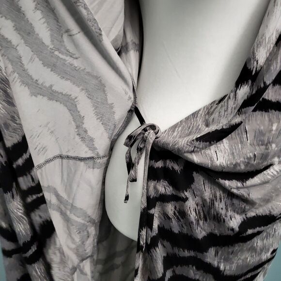 WHITE HOUSE BLACK MARKET Kimono Robe Womens S M NWT Soft Knit Black Gray Wrap - Picture 3 of 7